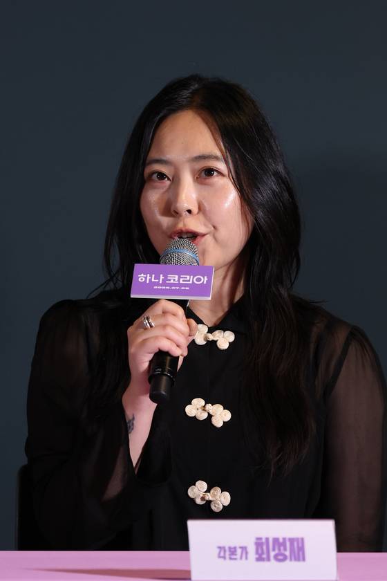 최성재(샤론 최) 작가가 26일 서울 용산구 CGV아이파크몰에서 열린 영화 '하나 코리아' 시사회 및 기자간담회에서 인사말을 하고 있다. 〈사진=연합뉴스〉