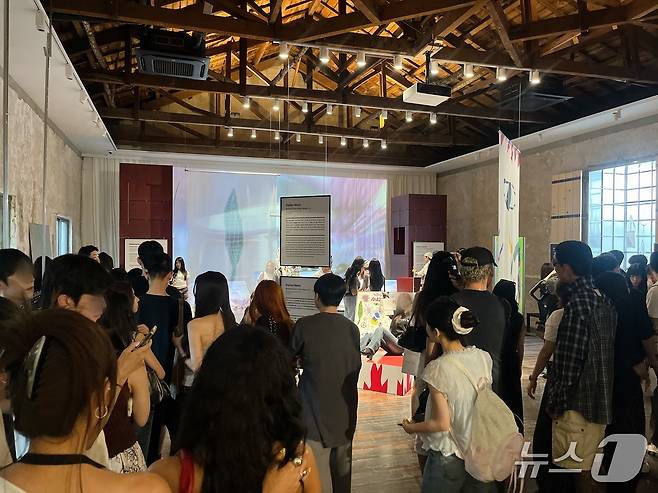 24일 마뗑킴 성수 플래그십 스토어에서 'NEW WORDS, NEW WORTH' 전시 사전 오픈 행사가 열리고 있다. ⓒ 뉴스1 박혜연 기자