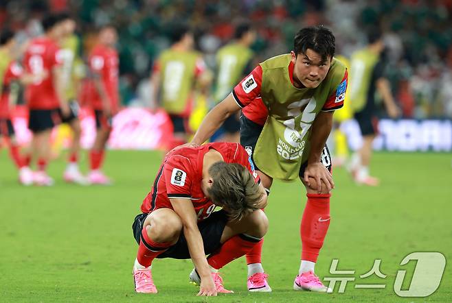 대한민국 축구국가대표팀 오현규가 24일(현지시간) 멕시코 몬테레이 스타디움에서 열린 2026 북중미 월드컵 A조 조별리그 3차전 대한민국과 남아프리카 공화국의 경기에서 0대 1로 패배한 후 아쉬워하는 이강인을 위로하고 있다. 2026.6.25 ⓒ 뉴스1 임세영 기자