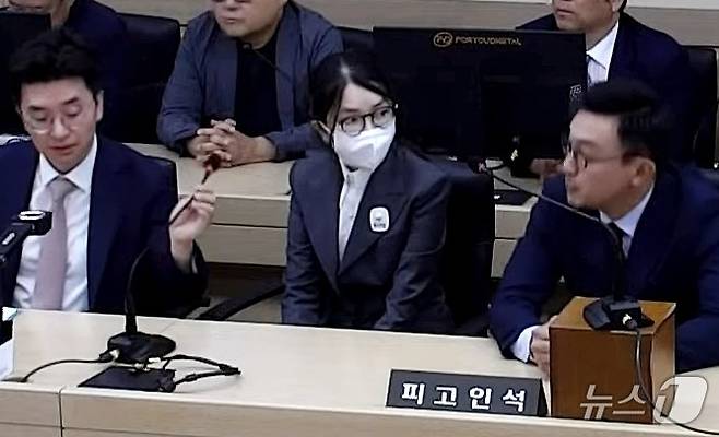 김건희 여사가 26일 서울 서초구 중앙지방법원에서 열린 특정범죄가중처벌등에관한법률위반(알선수재) 부정청탁및금품등수수의금지에관한법률위반 증거인멸 등에 대한 선고 공판에 출석하고 있다. (서울중앙지방법원 제공. 재판매 및 DB 금지) 2026.6.26 ⓒ 뉴스1 이호윤 기자