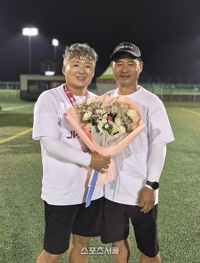부산SAHAWFCU12 정수진(왼쪽) 감독과 박영호 코치. 사진 | 합천=박준범기자