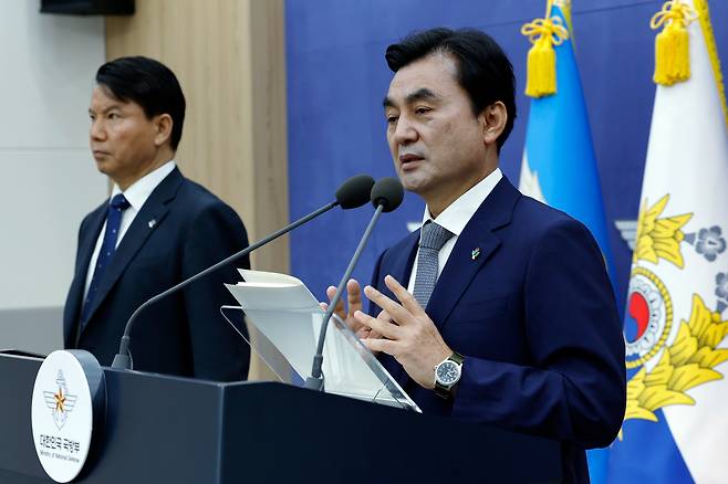 안규백 국방부 장관이 26일 오전 서울시 용산구 국방부 브리핑룸에서 드론작전사령부 개편 및  '국방 드론·대드론 발전 정책' 발표 후 취재진의 질문에 답하고 있다. /뉴스1