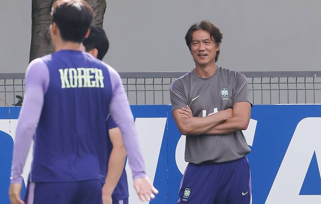 2026 북중미 월드컵 A조 조별리그 3차전에서 남아공에 패해 32강 합류를 위해 다른 조의 결과를 기다리고 있는 한국 축구국가대표팀이 25일(현지시간) 팀 베이스캠프인 멕시코 과달라하라로 돌아와 사포판 치바스 바예 베르데에서 회복훈련을 했다. 홍명보 감독이 팀 훈련을 지켜보고 있다. 연합뉴스