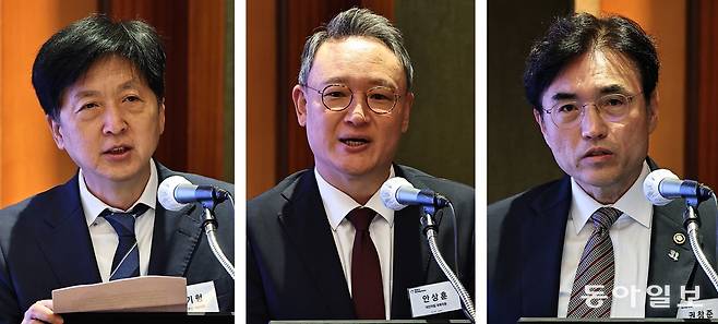 ‘퇴직연금, 기금형 도입의 방안 및 과제’를 주제로 서울 중구 롯데호텔에서 25일 열린 ‘제48회 동아 모닝포럼’에서 오기형 더불어민주당 의원, 안상훈 국민의힘 의원, 권창준 고용노동부 차관(왼쪽부터)이 축사를 했다. 양회성 기자 yohan@donga.com