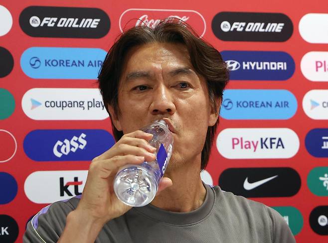 홍명보 축구 국가대표팀 감독이 25일(현지 시간) 멕시코 과달라하라 인근 사포판에 위치한 베이스캠프 훈련장 치바스 바예 베르데에서 회복 훈련 전 기자회견에서 물을 마시고 있다. 대표팀은 전날 남아프리카공화국과의 월드컵 조별리그 3차전에서 0-1으로 패배했다. 사포판=뉴시스