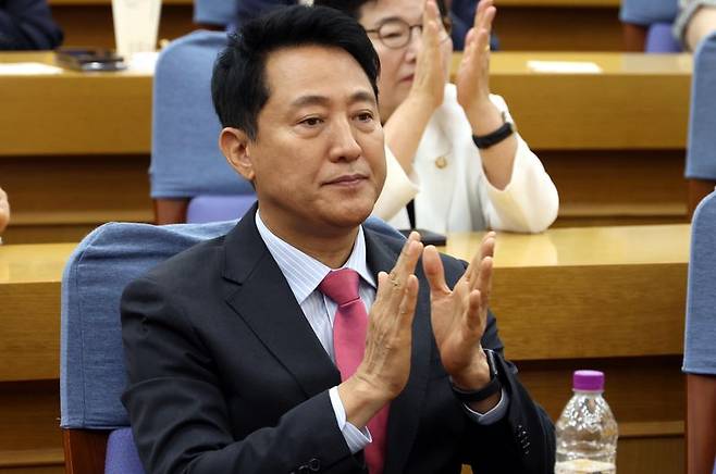 오세훈 서울시장이 지난 24일 국회 의원회관 소회의실에서 열린 대한민국 미래혁신포럼 제9차 세미나에서 박수를 치고 있다. 뉴시스