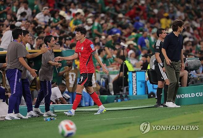 교체 아웃 되는 김민재.연합뉴스