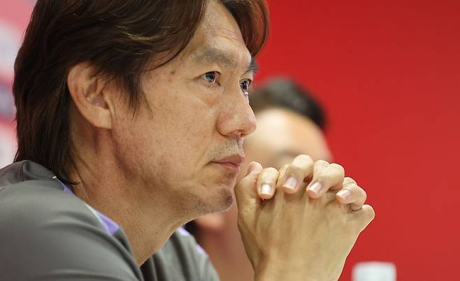 2026 북중미 월드컵 A조 조별리그 3차전에서 남아공에 패해 32강 합류를 위해 다른 조의 결과를 기다리고 있는 한국 축구국가대표팀이 25일(현지시간) 팀 베이스캠프인 멕시코 과달라하라로 돌아와 사포판 치바스 바예 베르데에서 회복훈련을 했다. 훈련에 앞서 갖은 기자회견에서 홍명보 감독이 기자의 질문을 듣고 있다.연합뉴스