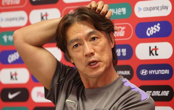 2026 북중미 월드컵 A조 조별리그 3차전에서 남아공에 패해 32강 합류를 위해 다른 조의 결과를 기다리고 있는 한국 축구국가대표팀이 25일(현지시간) 팀 베이스캠프인 멕시코 과달라하라로 돌아와 사포판 치바스 바예 베르데에서 회복훈련을 했다. 훈련에 앞서 홍명보 감독이 기자의 질문에 답하고 있다.연합뉴스