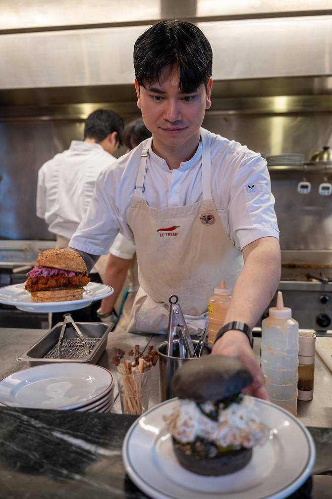 전명호 셰프가 서울 성동구 르프리크 매장 주방에서 버거를 내주고 있다. 장준우 제공