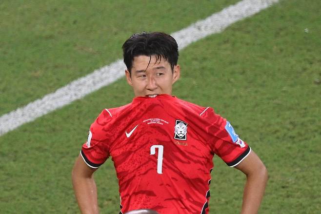 남아공전 패배 후 아쉬워하는 손흥민. 강정현 기자