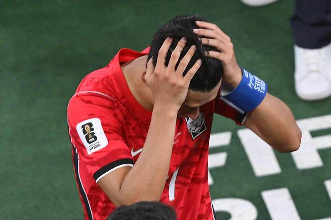 25일(한국시간) 멕시코 몬테레이의 몬테레이 스타디움에서 열린 2026북중미 월드컵 조별 예선 3차전 남아공-한국전 패배 후 퇴장하는 손흥민. 강정현 기자