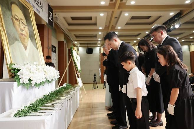 26일 서울 용산구 백범김구기념관에서 열린 백범 김구 선생 77주기 추모식에서 유족들이 헌화하고 있다.