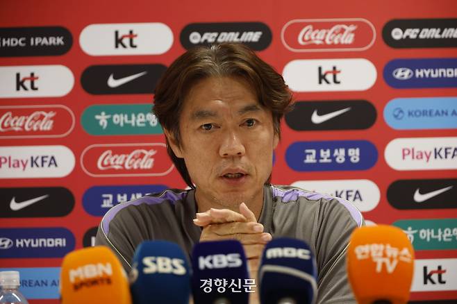 홍명보 축구대표팀 감독이 26일 멕시코 과달라하라 베이스캠프에서 진행된 대표팀 훈련을 앞두고 취재진과 만나 조별리그에 대한 소회를 풀어놓고 있다. 과달라하라 | 문재원 기자