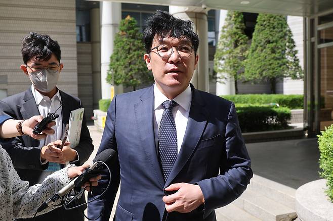 김건희 여사에게 고가의 그림을 건네고 공천을 청탁했다는 의혹을 받는 김상민 전 부장검사가 8일 서울 서초구 서울고법에서 열린 2심 선고 공판에서 징역형 집행유예를 선고받은 뒤 법정을 나서며 취재진에 입장을 밝히고 있다. 연합뉴스