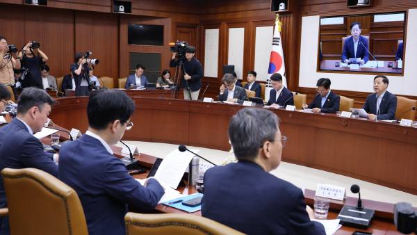 26일 정부서울청사에서 구윤철 부총리 겸 재정경제부 장관 주재로 ‘비상경제본부 희의 겸 경제관계장관회의 겸 민생물가 특별관리 관계장관 태스크포스(TF)’ 회의가 진행되고 있다. 재경부 제공