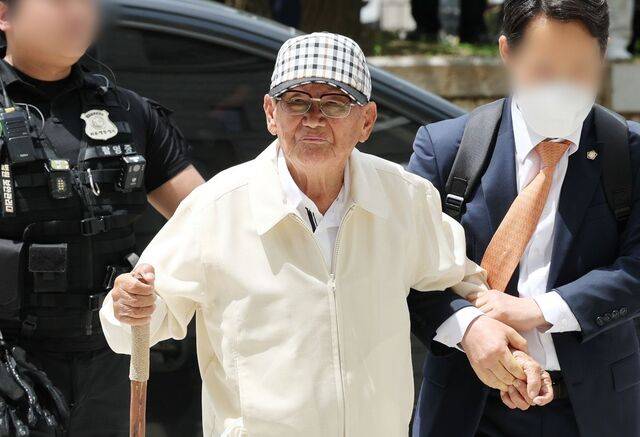정당법 위반 혐의를 받고 있는 이만희씨가 24일 서울 서초구 서울중앙지법에서 열린 구속 전 피의자 심문(영장실질심사)에 출석하고 있다. 연합뉴스