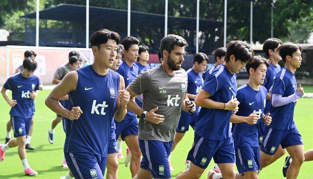 월드컵 32강 진출이 불투명해진 한국 축구 국가대표팀 선수들이 26일(한국시간) 멕시코 과달라하라 인근 사포판의 치바스 바예 베르데 훈련장에서 회복 훈련을 하고 있다.  과달라하라=이한형 기자