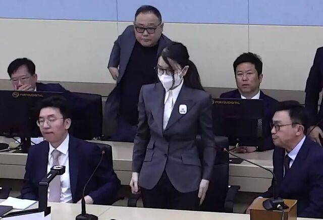 인사 청탁 등을 대가로 각종 금품을 수수한 이른바 ‘매관매직’ 혐의로 재판에 넘겨진 김건희 여사가 26일 서울중앙지법에서 선고 내용을 듣고 있다. 재판부는 김 여사의 혐의를 전부 유죄로 인정해 징역 7년을 선고했다. 연합뉴스