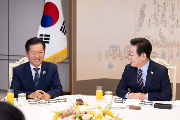 ▲ 이재명 대통령이 2025년 9월 8일 서울 용산 대통령실 청사에서 열린 여야 지도부 오찬 회동에서 정청래 더불어민주당 대표를 바라보며 웃고 있다. 사진=청와대