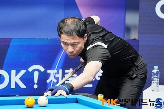 올시즌 3승을 노리는 허정한이 26일 전북 남원에서 열린 전국당구선수권 남자3쿠션 8강전에서 송현일에게 17점차 역전승을 거두고 4강에 진출, 이범열과 결승행을 다툰다.