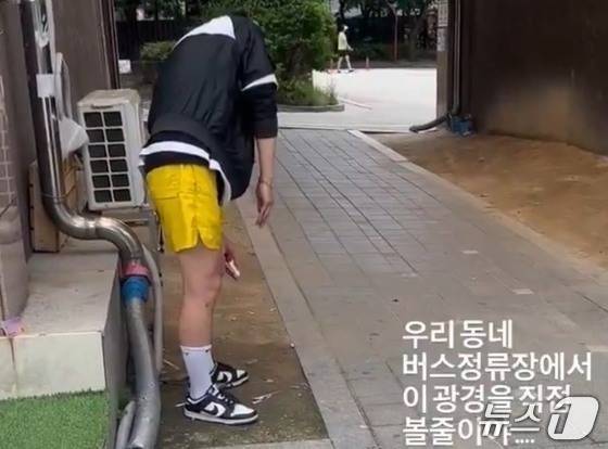 A씨가 비정상적인 자세로 거리에서 한참을 서 있는 모습. (SNS '스레드' 갈무리. 재판매 및 DB 금지)