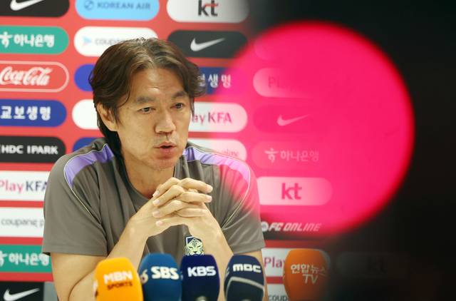 홍명보 축구 국가대표팀 감독이 25일 멕시코 과달라하라 인근 사포판에 위치한 베이스캠프 훈련장 치바스 바예 베르데에서 회복 훈련 전 기자회견하고 있다. 뉴시스