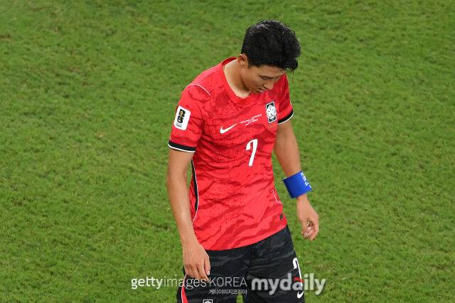 한국 대표팀 주장 손흥민이 25일 남아프리카공화국과 경기에서 0-1로 패한 후 고개를 숙이고 있다. /게티이미지코리아