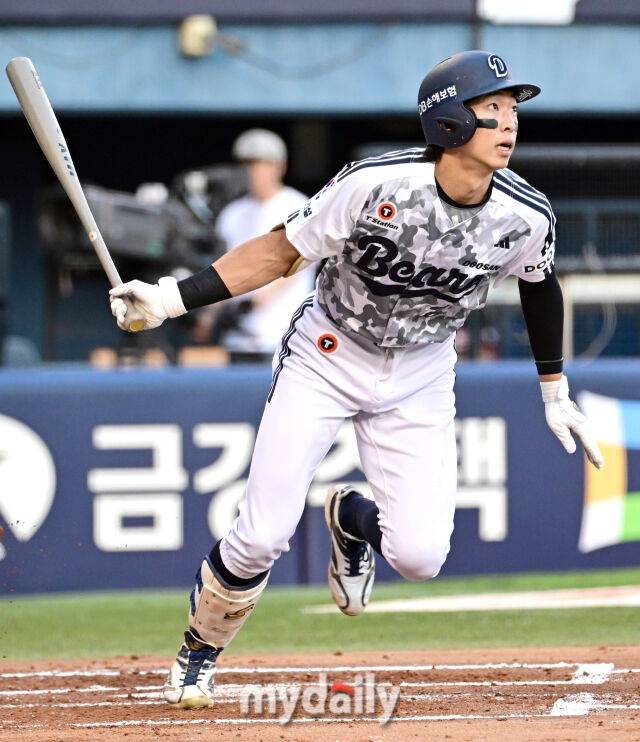 2026년 6월 26일 오후 서울 잠실구장에서 열린 '2026 신한 SOL KBO리그' KIA 타이거즈와 두산 베어스 경기. 두산 김민석이 1회말 2사 1.2루서 1타점 적시타를 치고 있다./유진형 기자