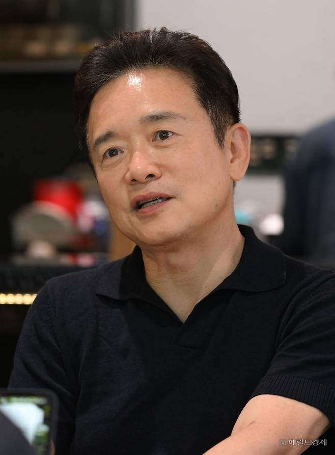 남경필 마약예방치유단체 사단법인 은구(NGU) 대표가 23일 오후 경기도 성남시 분당구 사무실에서 본지와 인터뷰를 하고 있다. 이상섭 기자