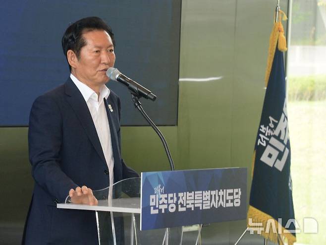 [정읍=뉴시스] 김얼 기자 = 정청래 전 더불어민주당 당대표가 25일 전북 정읍시 아우름캠퍼스에서 열린 더불어민주당 전북특별자치도당 당선인 워크숍에 참석해 축사를 하고 있다. 2026.06.25. pmkeul@newsis.com