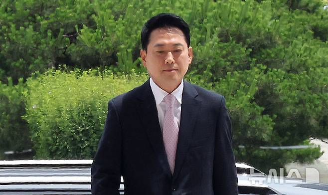 [서울=뉴시스] 최진석 기자 = 장동혁 국민의힘 대표가 지난 24일 병원에서 퇴원해 여의도 국회 본청으로 이동하고 있다. 2026.06.24. myjs@newsis.com