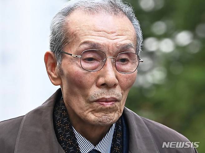 [성남=뉴시스] 김종택기자 = 강제추행 혐의로 기소된 원로 배우 오영수 씨가 15일 경기도 성남시 수원지방법원 성남지원에서 열린 선고 공판에 출석하고 있다. 오씨는 지난 2017년 여성 A씨에게 부적절한 신체접촉을 한 혐의를 받고 있다. 2024.03.15. jtk@newsis.com