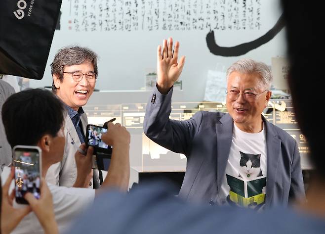 문재인 전 대통령(오른쪽)과 유시민 작가가 25일 서울 강남구 코엑스 서울국제도서전 평산책방 부스에서 열린 북토크에 참석, 손인사를 하고 있다. 연합뉴스
