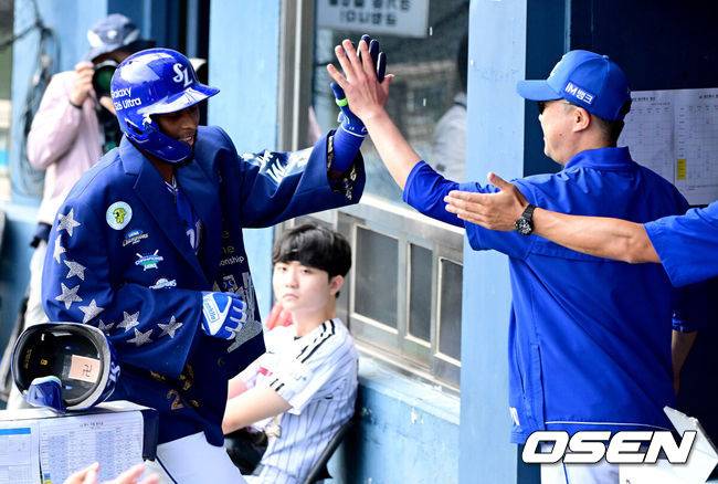 [OSEN=잠실, 최규한 기자] 25일 서울 잠실야구장에서 ‘2026 신한 SOL Bank KBO리그’ LG 트윈스와 삼성 라이온즈의 경기가 열렸다.홈팀 LG는 이정용, 방문팀 삼성은 아리엘 후라도를 선발로 내세웠다.1회초 1사 1, 3루 상황 삼성 디아즈가 달아나는 우월 스리런포를 날리고 홈을 밟은 뒤 박진만 감독과 인사를 나누고 있다. 2026.06.25 / dreamer@osen.co.kr