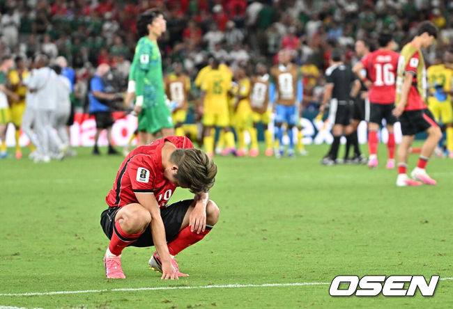 [OSEN=몬테레이(멕시코), 이대선 기자] 홍명보 감독이 이끄는 대한민국 축구대표팀은 25일(이하 한국시간) 오전 10시 멕시코 몬테레이 스타디움에서 개최된 2026 국제축구연맹(FIFA) 북중미 월드컵 조별리그 A조 최종전에서 남아프리카공화국에게 0-1 충격패를 당했다.&nbsp;1승2패가 된 한국은 A조 3위로 밀리며 32강 자력진출에 실패했다. 한국은 나머지 조들의 상황을 따져보고 32강에 진출할 가능성은 남아있다. 1승1무1패의 남아공이 2위로 32강 진출을 확정지었다.&nbsp;경기 종료 후 대한민국 이강인이 패배에 아쉬워하고 있다. 2026.06.25 /sunday@osen.co.kr