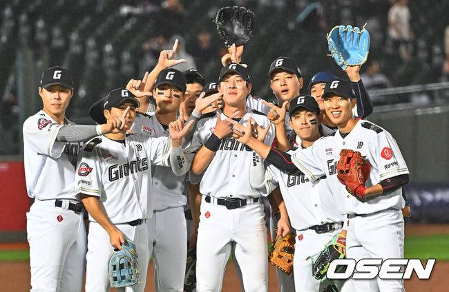 [OSEN=부산, 이석우 기자] 24일 부산 사직야구장에서 2026 신한 SOL KBO 리그 롯데 자이언츠와 NC 다이노스의 경기가 열렸다. 홈팀 롯데는 로드리게스가, 방문팀 NC는 테일러가 선발 출전했다.롯데 자이언츠 나승엽과 선수들이 5-3으로 역전승을 올리고 기념촬영 세리머니를 하고 있다. 2026.06.24 / foto0307@osen.co.kr