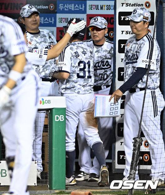[OSEN=잠실, 조은정 기자]18일 서울 잠실야구장에서 ‘2026 신한 SOL Bank KBO리그’ 두산 베어스와 KT 위즈의 경기가 열렸다.홈팀 두산은 최민석을, 방문팀 KT는 소형준을 선발로 내세웠다.7회말 무사 2루에서 두산 박찬호의 역전 적시타에 정수빈이 득점을 올린 뒤 김원형 감독의 환영을 받고 있다. 2026.06.18 /cej@osen.co.kr