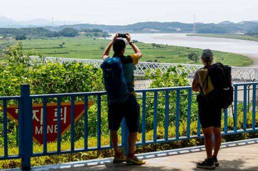 6·25 전쟁 발발 76주년을 하루 앞둔 24일 경기 파주 임진각 전망대에서 외국인 관광객들이 남북 접경 지대와 북측 경관 등을 구경하고 있다. 유희태 기자