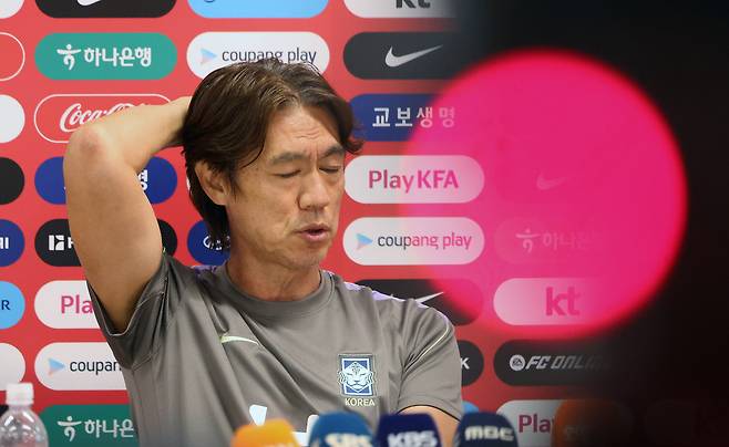 홍명보 축구 국가대표팀 감독이 25일(현지 시간) 멕시코 과달라하라 인근 사포판에 위치한 베이스캠프 훈련장 치바스 바예 베르데에서 회복 훈련 전 기자회견하고 있다. 대표팀은 전날 남아프리카공화국과의 월드컵 조별리그 3차전에서 0-1으로 패배했다. 뉴시스