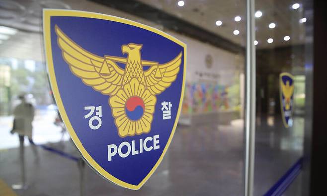 서울 종로구 동아일보 사옥 일민미술관에서 지인에게 흉기를 휘두르고 달아난 70대 남성이 범행 약 10시간 만에 경찰에 붙잡혔다. 뉴시스