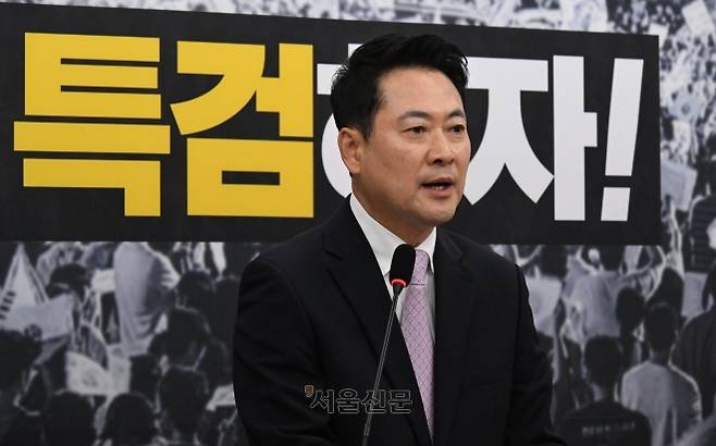 국민의힘 장동혁 대표가 건강 악화로 입원한 지 엿새 만인 24일 퇴원해 당무에 복귀해 국회에서 현안 관련 기자회견을 하고 있다.2026.6.24 안주영 전문기자