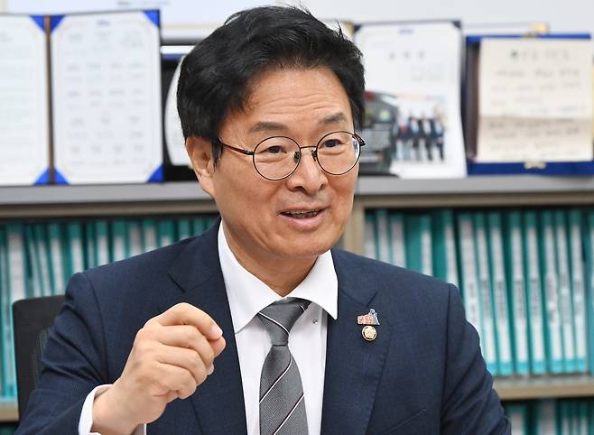 정진욱 더불어민주당 의원이 25일 서울 여의도 국회 의원회관에서 서울경제신문과 인터뷰하고 있다. 오승현 기자