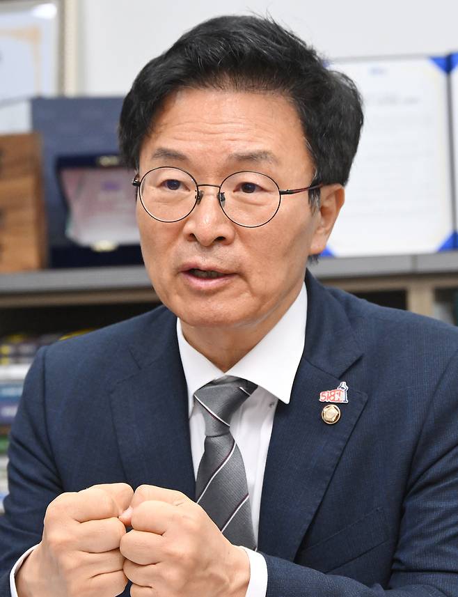 정진욱 더불어민주당 의원이 25일 서울 여의도 국회 의원회관에서 서울경제신문과 인터뷰하고 있다. 오승현 기자