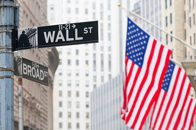 뉴욕증권거래소(NYSE) 앞 미국 국기가 걸려 있다. 서울경제DB