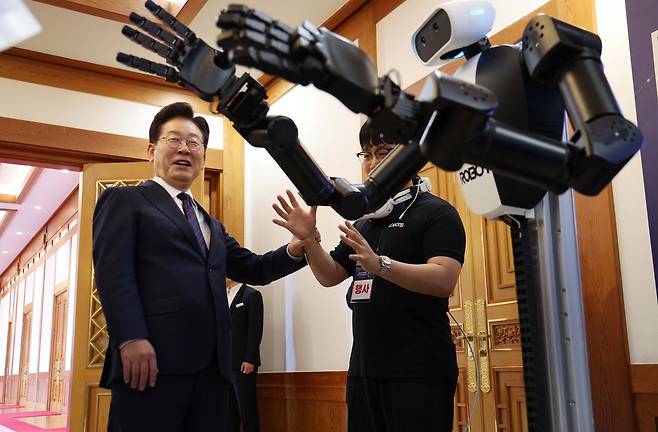 이재명 대통령이 26일 청와대에서 열린 미래 신안보 혁신기업 육성 전략회의에 앞서 휴머노이드 로봇을 시연하고 있다. 청와대사진기자단