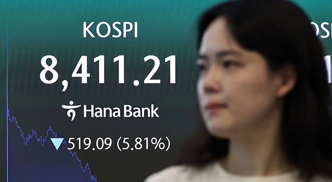 26일 서울 중구 하나은행 딜링룸 현황판에 코스피 등이 표시되고 있다. ⓒ연합뉴스