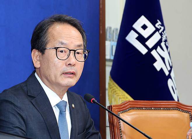 강준현 더불어민주당 수석대변인이 6월12일 국회에서 현안 관련 기자간담회를 열고 있다. ⓒ연합뉴스