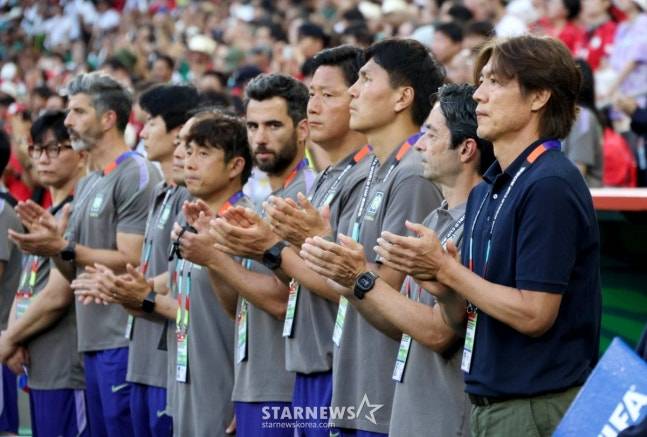 전반전 0-0, 선수들 독려하는 홍명보 감독(오른쪽). /사진=김진경 대기자.