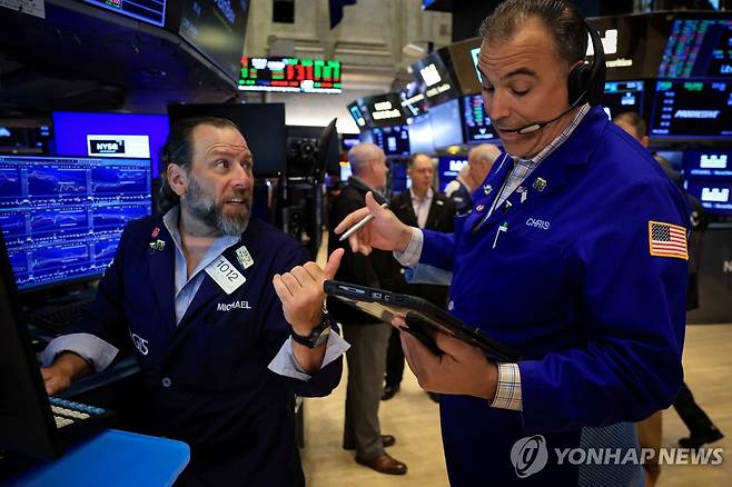 24일(현지시간) 뉴욕증권거래소(NYSE) 트레이더들 [로이터=연합뉴스]